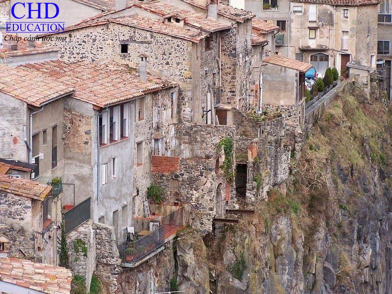   Castellfollit de la Roca - Ngôi làng bên vách đá đẹp hơn tranh ở xứ bò tót